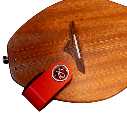 Jaromin VOICE in the Boondocker mounting clip on a Boondocker dulcimer guitar